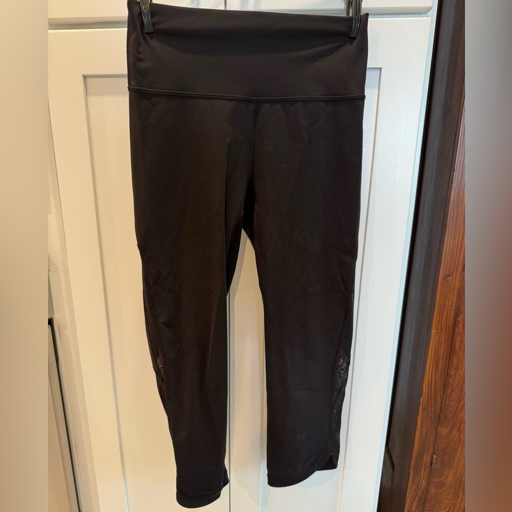 Lulu Lemon black capri pants. Size 6